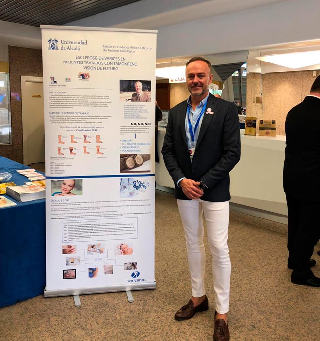 El Dr. Rodríguez Scheid, junto con el poster ganador